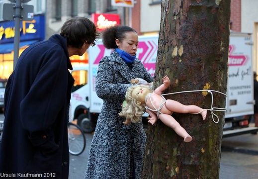 Angie Hiesl | Stillleben - und leise schlummert.. | Köln, Chlodwigplatz, 21.12.2012