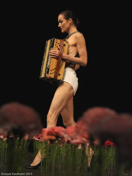 Nelken-Ein St?ck von Pina Bausch, 31.10.2013,T. Julie Anne Stanzak, Foto Ursula Kaufmann J09A9559.JPG
