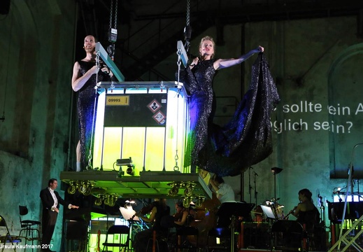 Kein Licht von Elfriede Jelinek | Inszenierung: Nicolas Stemann | Ruhrtriennale | Gebläsehalle, Landschaftspark Duisburg-Nord | 25.08.2017