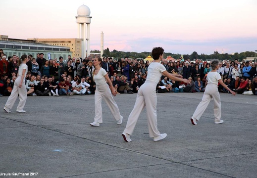 Boris Charmatz | Fous de danse - Ganz Berlin tanzt auf Tempelhof | 10.09.2017 | Volksbühne Berlin