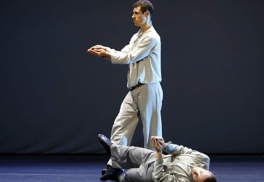 Folkwang Tanzstudio, Essen | Chr. Reinhild Hoffmann | ...une campagne noire de soleil/Schatten Licht" sept scenes de ballet pour ensemble (Premiere)