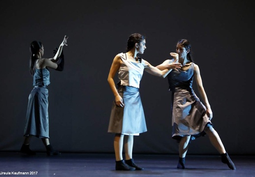 Folkwang Tanzstudio, Essen | Chr. Reinhild Hoffmann | ...une campagne noire de soleil/Schatten Licht" sept scenes de ballet pour ensemble (Premiere)