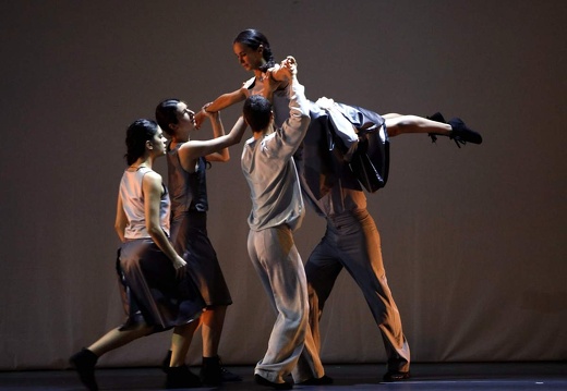 Folkwang Tanzstudio, Essen | Chr. Reinhild Hoffmann | ...une campagne noire de soleil/Schatten Licht" sept scenes de ballet pour ensemble (Premiere)