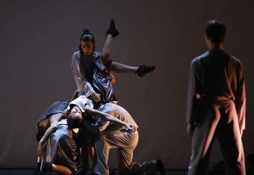 Folkwang Tanzstudio, Essen | Chr. Reinhild Hoffmann | ...une campagne noire de soleil/Schatten Licht" sept scenes de ballet pour ensemble (Premiere)