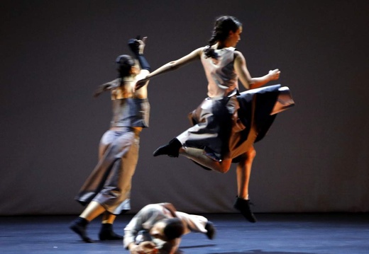 Folkwang Tanzstudio, Essen | Chr. Reinhild Hoffmann | ...une campagne noire de soleil/Schatten Licht" sept scenes de ballet pour ensemble (Premiere)