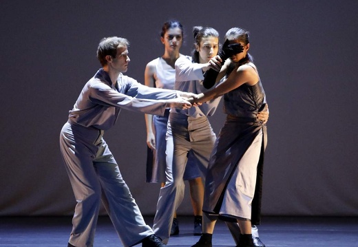 Folkwang Tanzstudio, Essen | Chr. Reinhild Hoffmann | ...une campagne noire de soleil/Schatten Licht" sept scenes de ballet pour ensemble (Premiere)