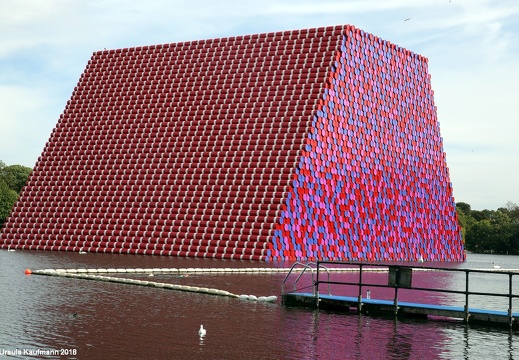 Christo und Jeanne-Claude | The Mastaba | Hyde Park | Serpentine Lake | London | September 2018