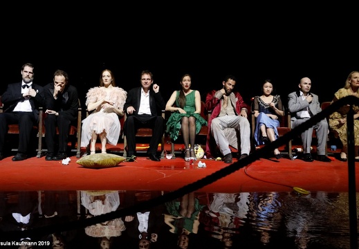 Er nimmt sie an der Hand und führt sie in das Schloß, die anderen folgen - Ein Stück von Pina Bausch | 16.05.2019 | Tanztheater Wuppertal