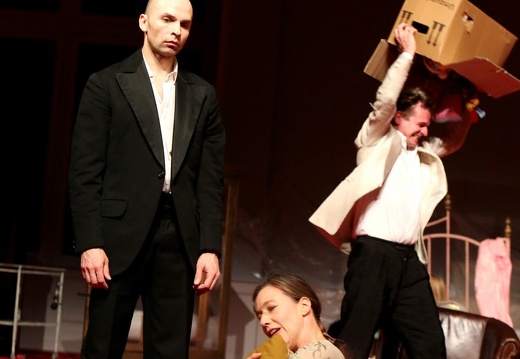 Er nimmt sie an der Hand und führt sie in das Schloß, die anderen folgen - Ein Stück von Pina Bausch | 16.05.2019 | Tanztheater Wuppertal