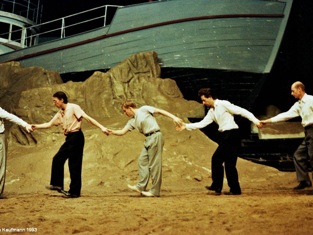 Uraufführung | Das Stück mit dem Schiff | Ein Stück von Pina Bausch | Tanztheater Wuppertal | 1993