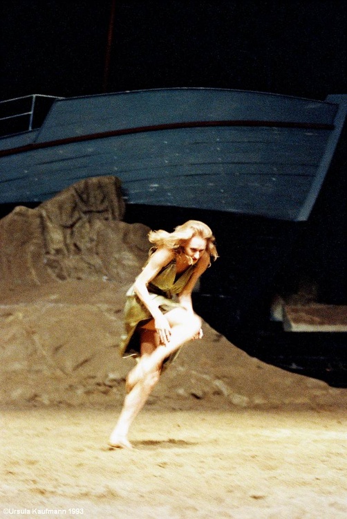 Das Stück mit dem Schiff - Ein Stück von Pina Bausch, T. Julie Shanahan, 01.1993.jpg