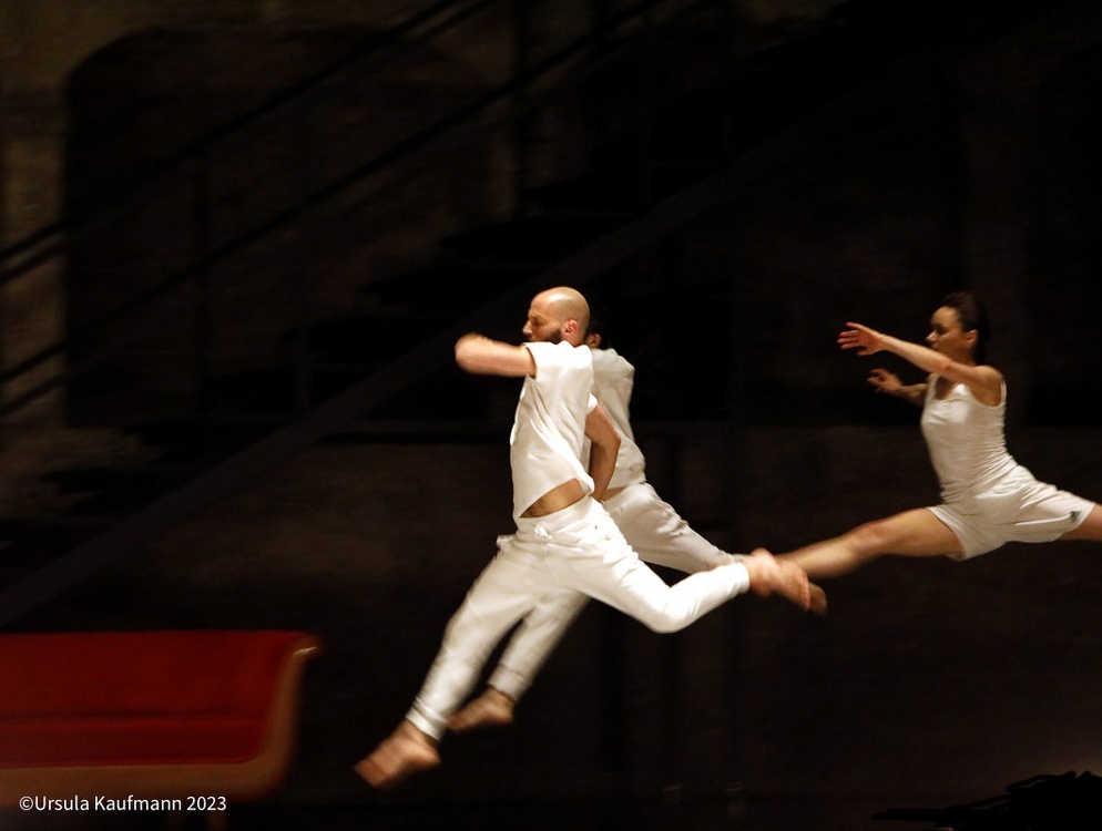 traeume_emanuel-gat_dance-company_04042023_foto-ursula-kaufmann_33A4208.jpg