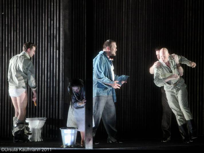 Wozzeck, Insz. Andrea Breth, Staatsoper Berlin, Ensemble, Foto Ursula Kaufmann, April 2011 IMG_4647.jpg