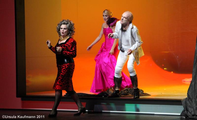 Musik von Leonard Bernstein, Bühnenbild: Vincent Lemaire, Kostüme: Christian Lacroix, Staatsoper Unter den Linden im Schiller Theater, 24.06.2011. CANDIDE,Insz.Vincent Boussard, Kostüme Chr. Lacroix,Staatsoper Berlin, 24.06.2011,Foto Ursula Kaufmann IMG_9892.JPG